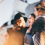foto di tre giovani donne che sorridono