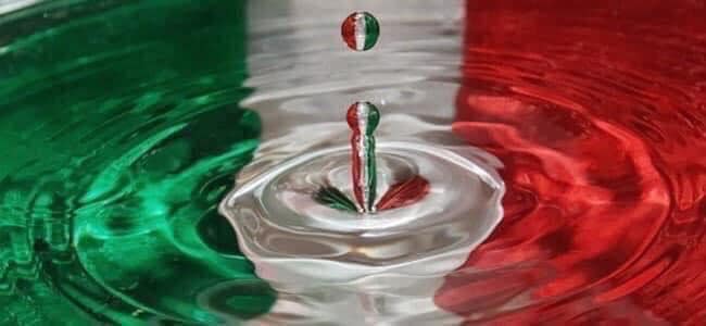I colori della bandiera italiana con al centro una serie di gocce che cadono sul bianco e formano cerchi concentrici