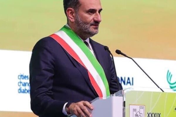 La mia solidarietà al sindaco Antonio Decaro