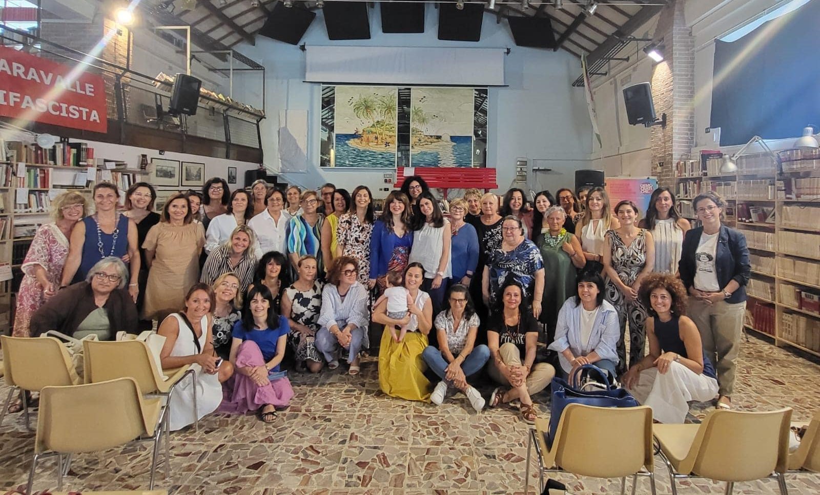 Una bella foto di gruppo delle donne che hanno partecipato all'assemblea